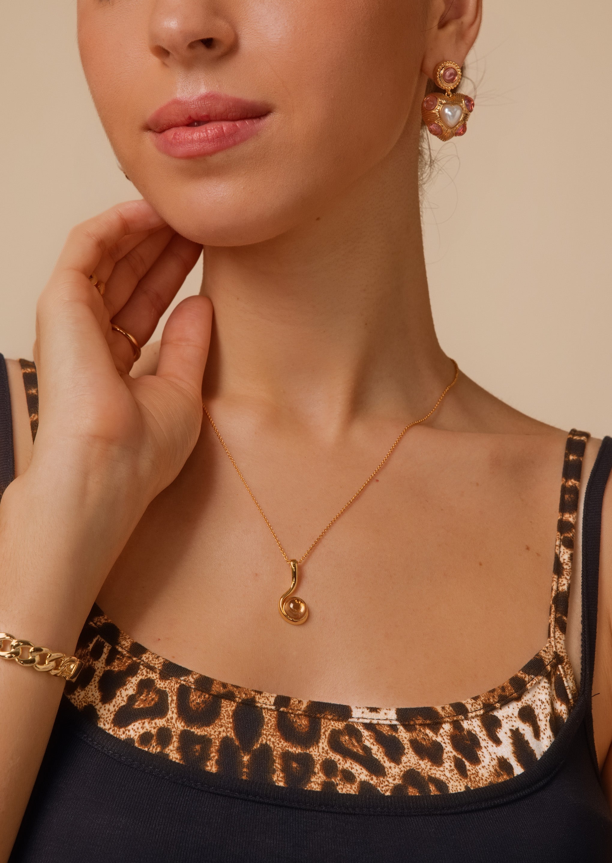 Curve Pendant Necklace