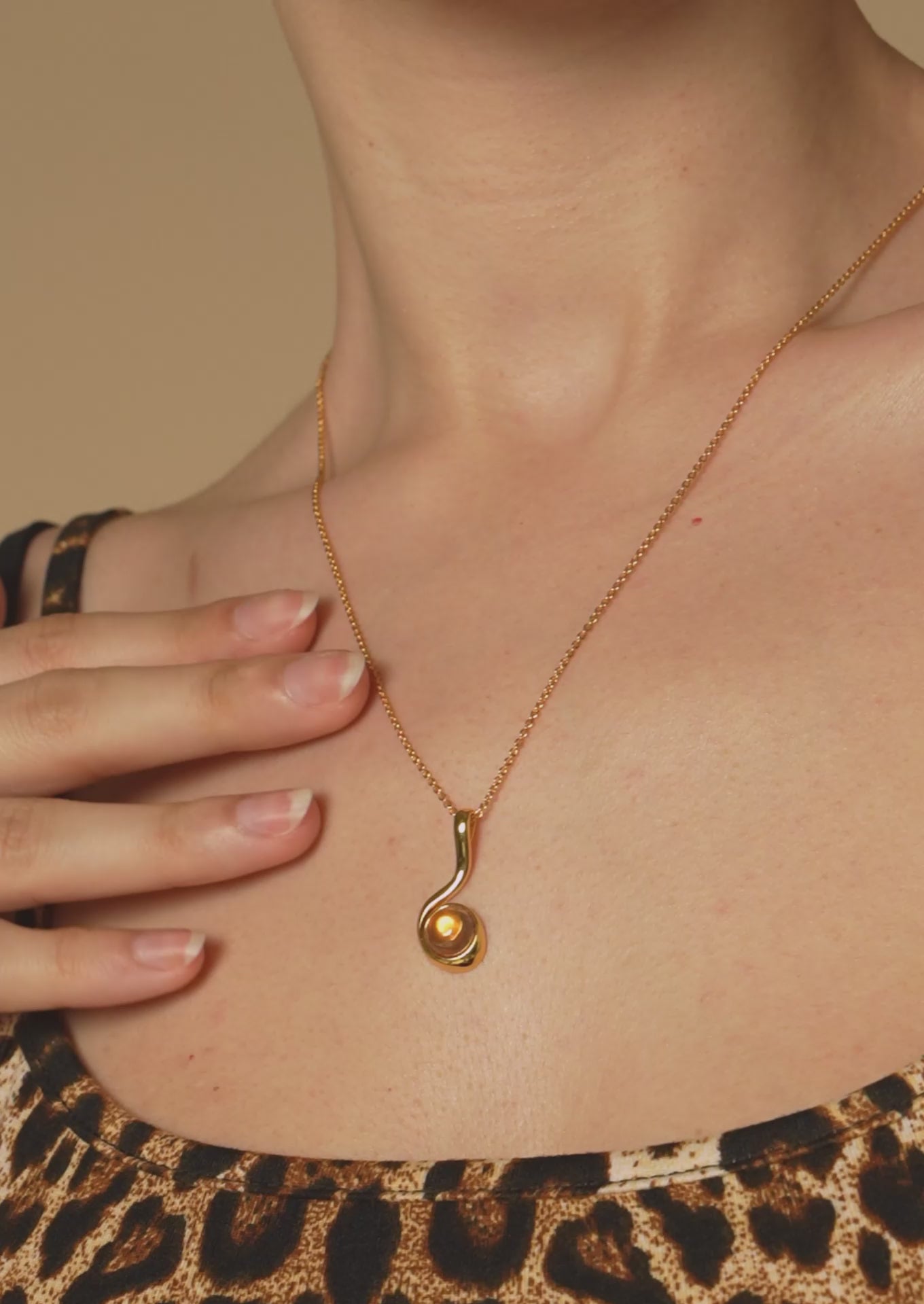 Curve Pendant Necklace